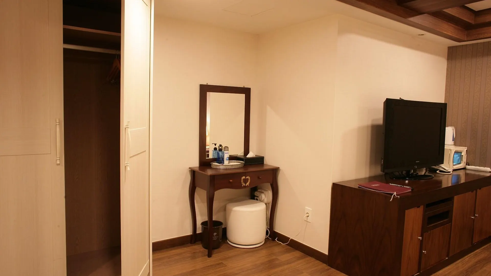 Hill House Seoul Myeongdong Hotel